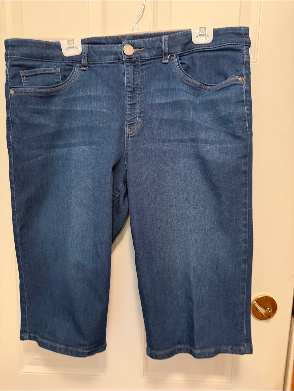 Christopher & Banks Medium Washed Blue Capri Jeans. Size: 16